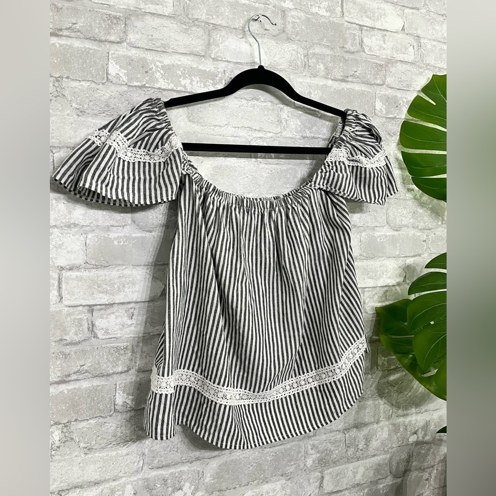 HAUTE MONDE - Stripe grey boho puff sleeve lace trim summer top - size medium​​